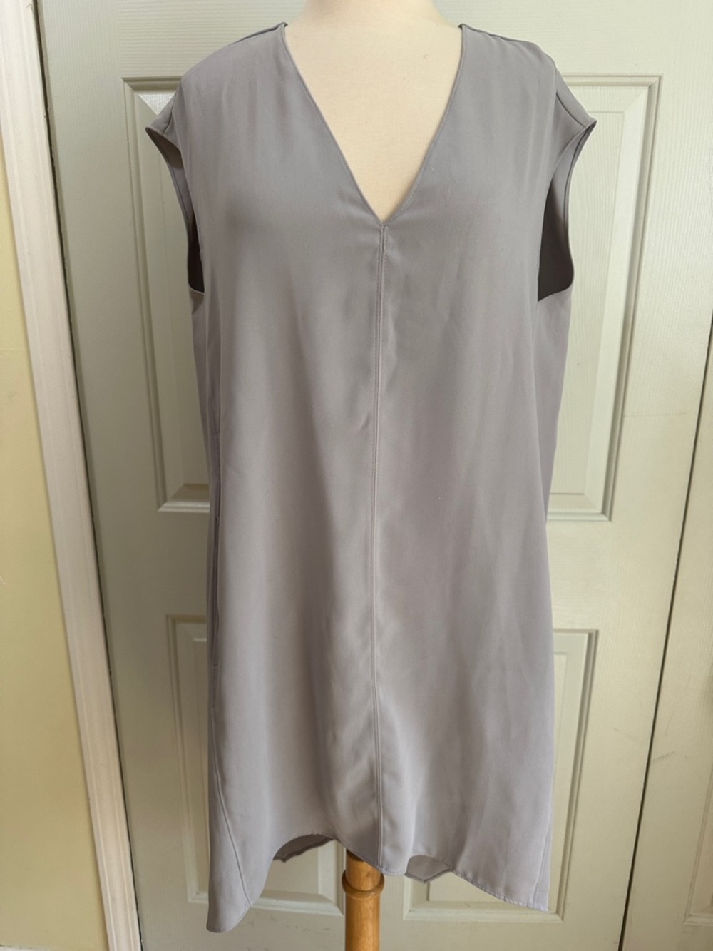 RACHEL Rachel Roy Sleeveless Shift Dress in Light Gray Size M